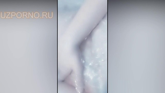 Красотка устроила соло мастурбацию в ванне в узб видео